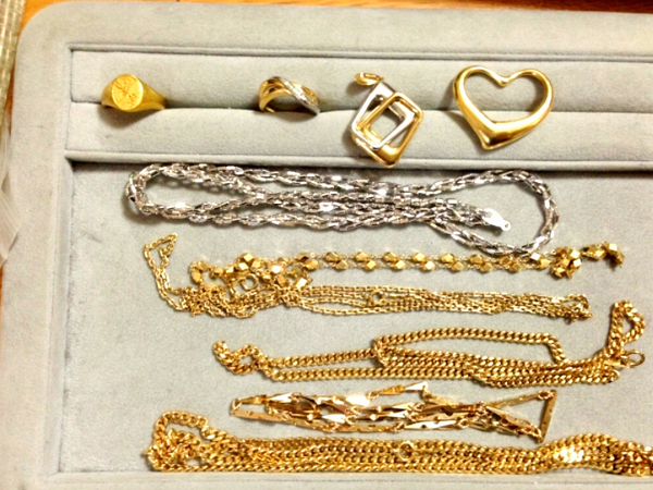 家で眠っていた金やその他アクセサリーの画像です
